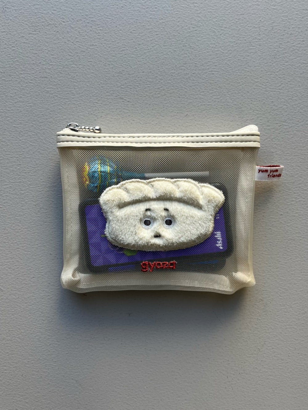 グリーン系の財布、ブラック系のポーチ、ブラック系の水筒を着用したレディースの秋コーディネートの3枚目の写真