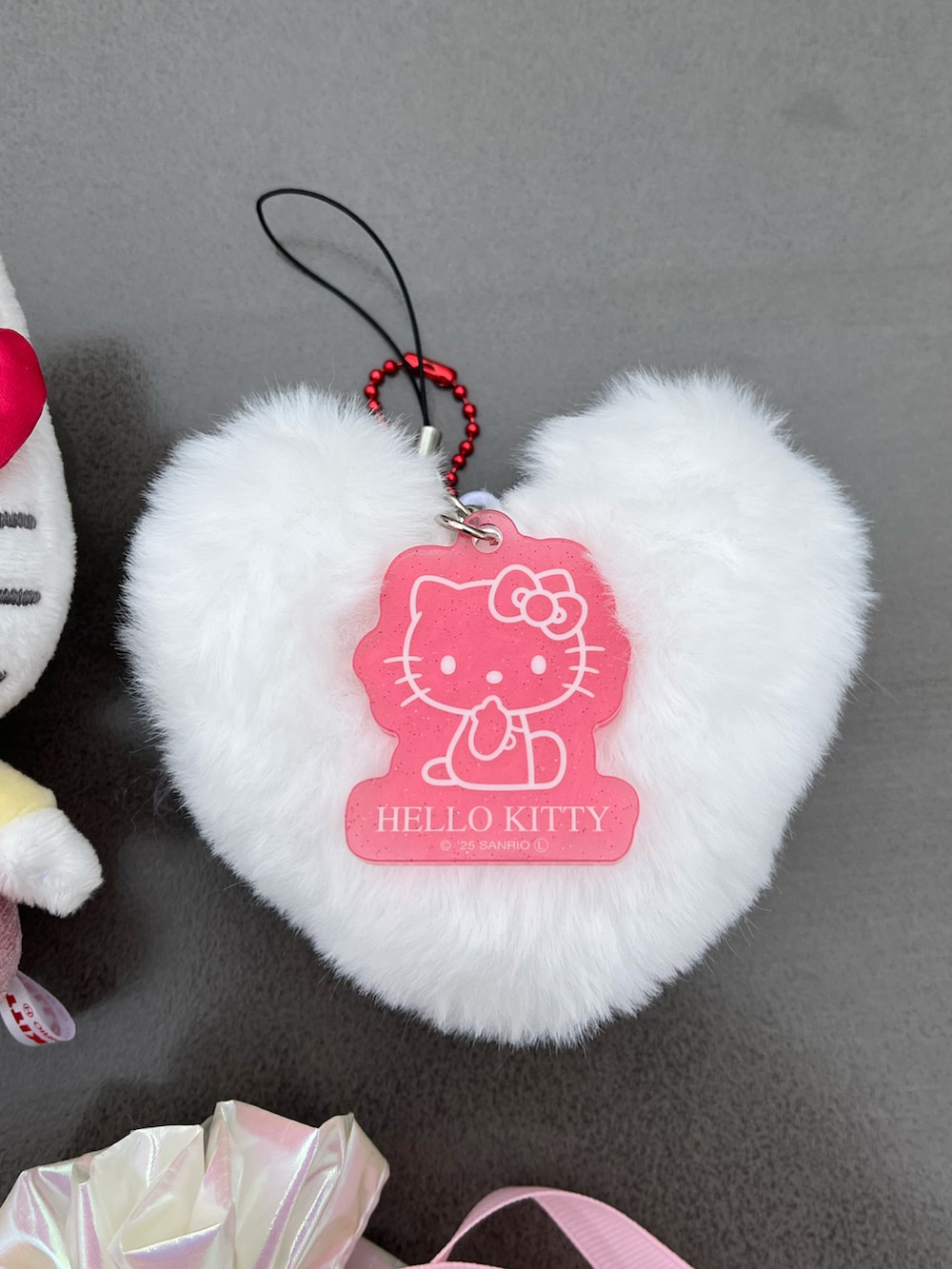 ホワイト系のトートバッグ、ホワイト系のチャームを着用したレディースの春コーディネートの5枚目の写真