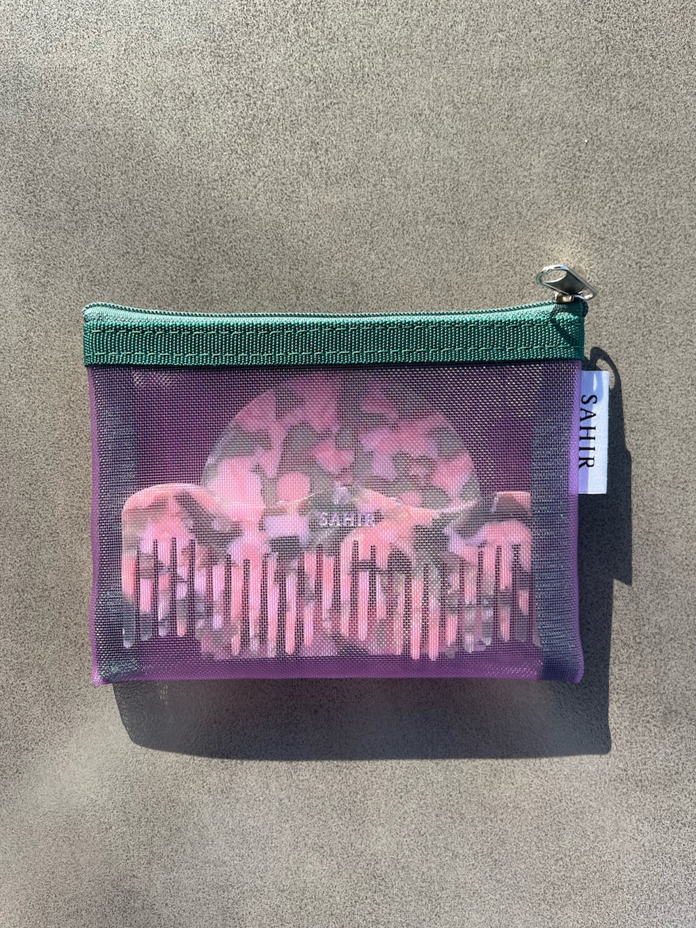 イエロー系の財布、イエロー系のハンカチ/ハンドタオル、ピンク系のポーチを着用したレディースの夏コーディネートの2枚目の写真