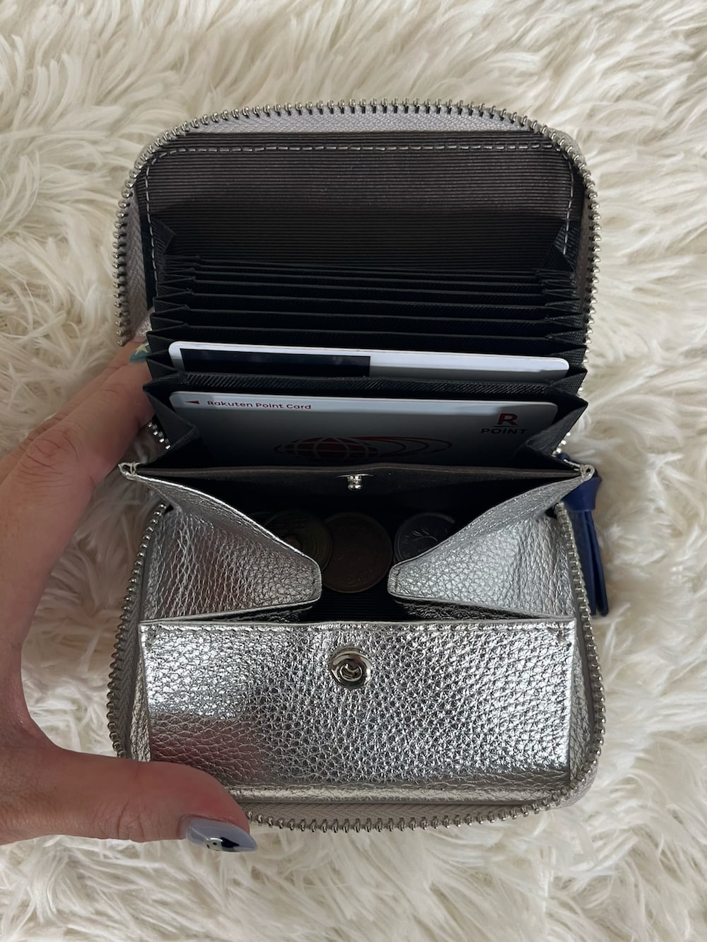 シルバー系の財布を着用したレディースの秋コーディネートの3枚目の写真