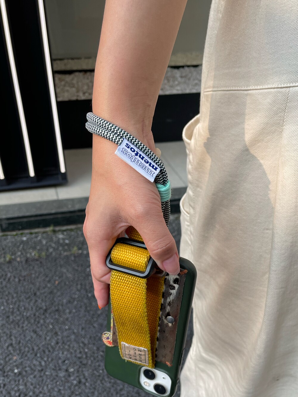 グリーン系のトートバッグ、グリーン系のスマホケース/カバーを着用したレディースの夏コーディネートの2枚目の写真