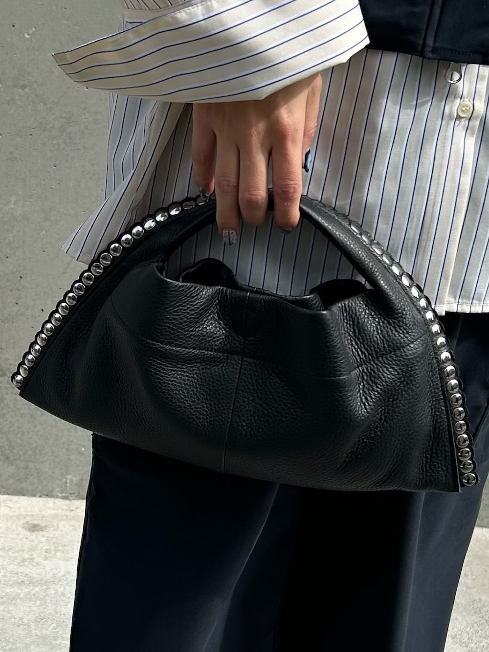 ブルー系のカーゴパンツ、イエロー系のシャツ/ブラウス、ブルー系のベストを着用したレディースの春コーディネートの5枚目の写真