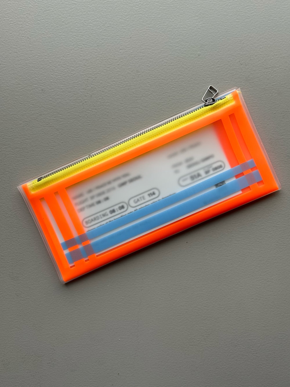 イエロー系のポーチ、オレンジ系の財布、ホワイト系のヘッドフォン/イヤホンを着用したレディースの夏コーディネートの3枚目の写真