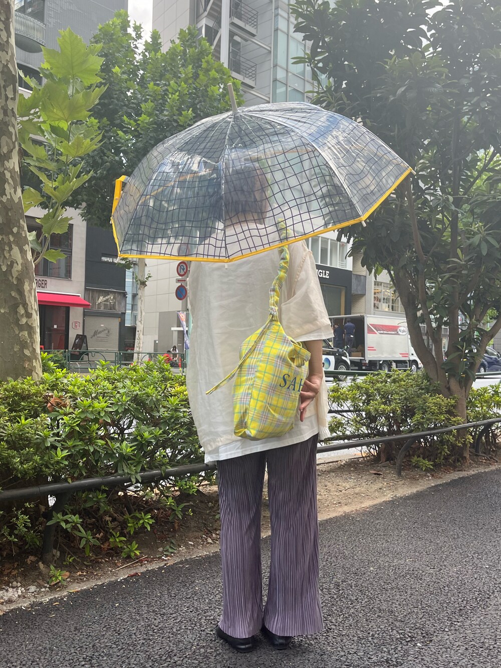 ブラック系のドレスシューズ、パープル系のパンツ、ホワイト系のトップスを着用したレディースの夏コーディネートの2枚目の写真