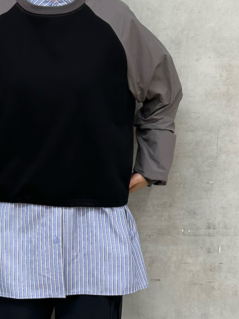 ブルー系のカーゴパンツ、ブルー系のシャツ/ブラウス、グレー系のTシャツ/カットソーを着用したレディースの春コーディネートの2枚目の写真