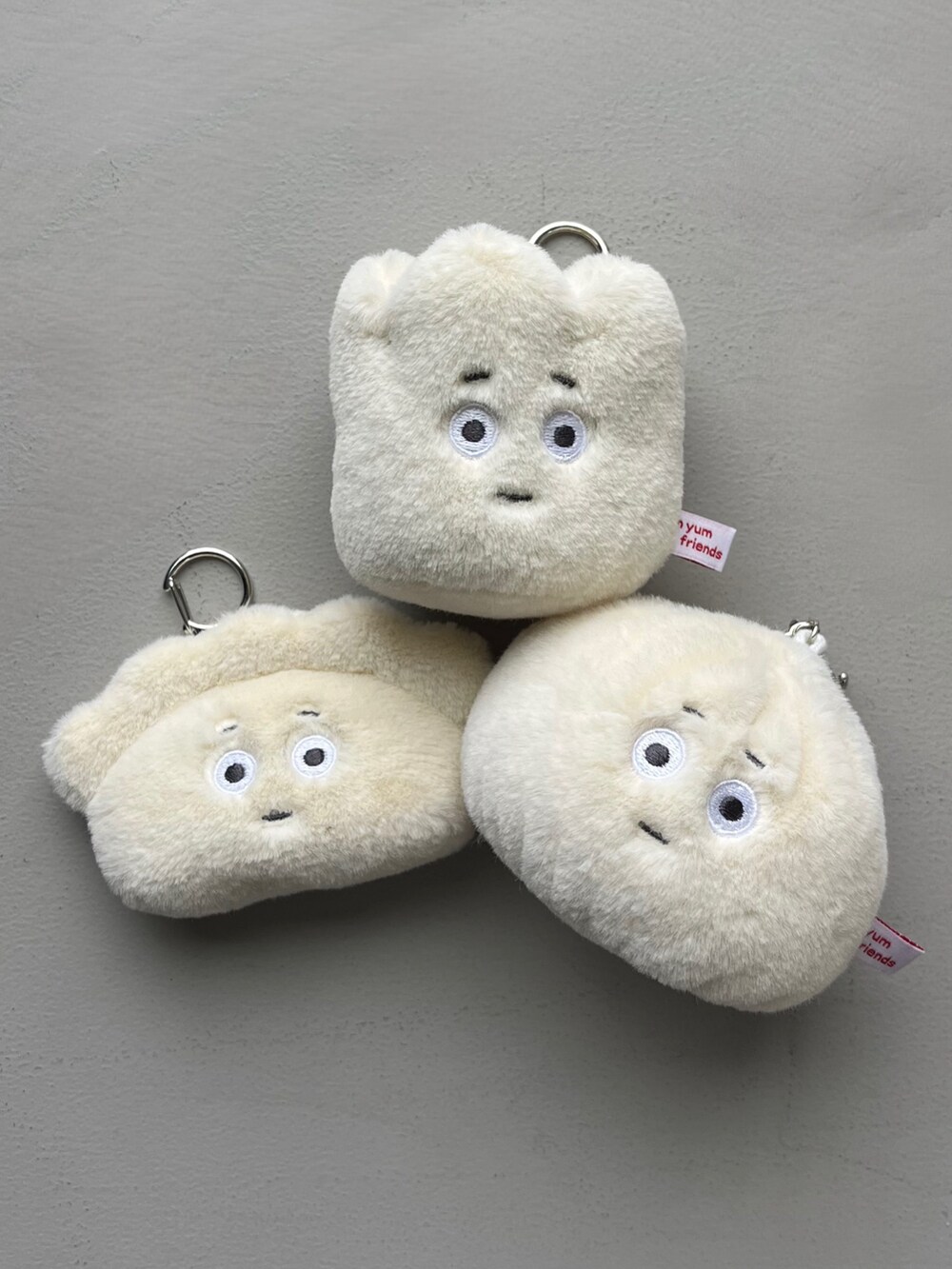 ホワイト系のポーチ、ホワイト系のチャーム、ブルー系のヘアブラシを着用したレディースの春コーディネートの4枚目の写真