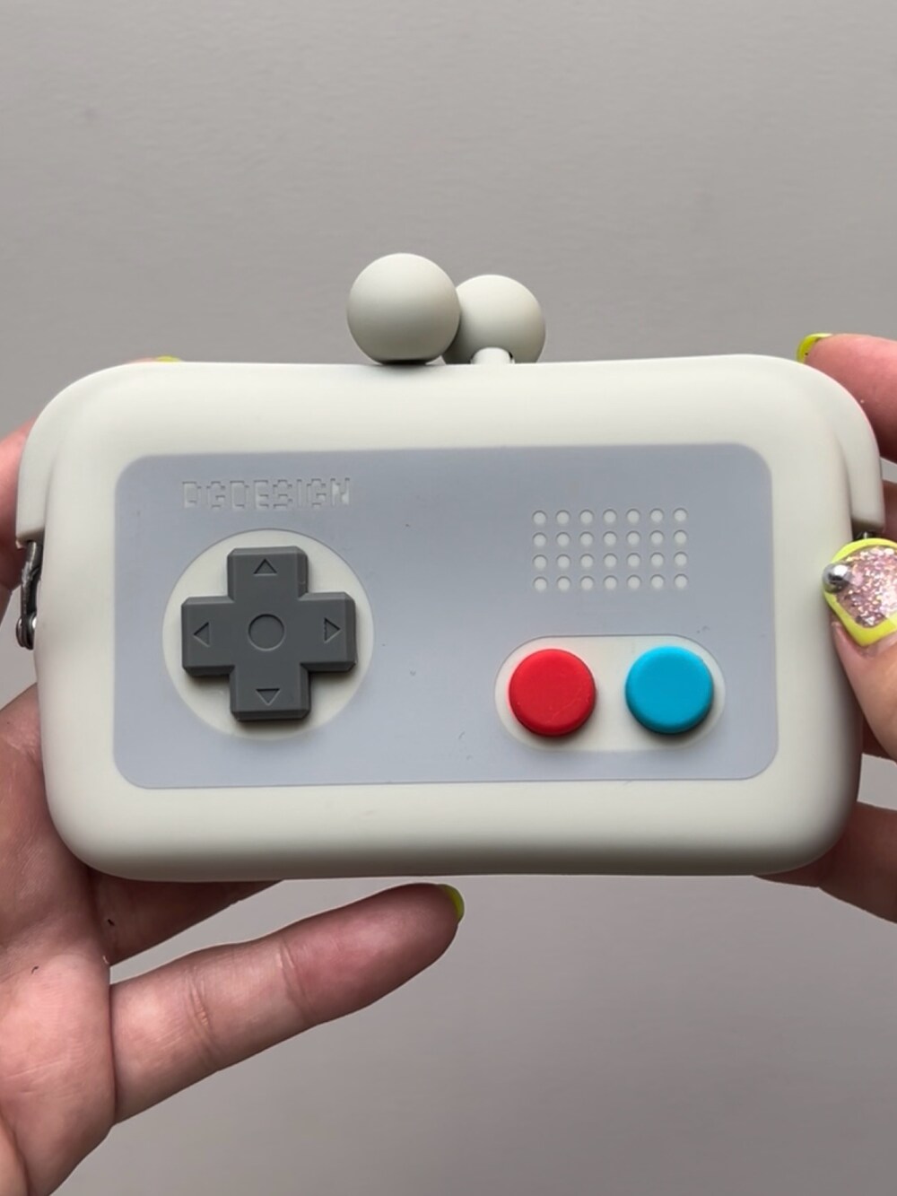 ブルー系のポーチ、ピンク系の手鏡/メイクミラー、グレー系のポーチを着用したレディースの夏コーディネートの2枚目の写真