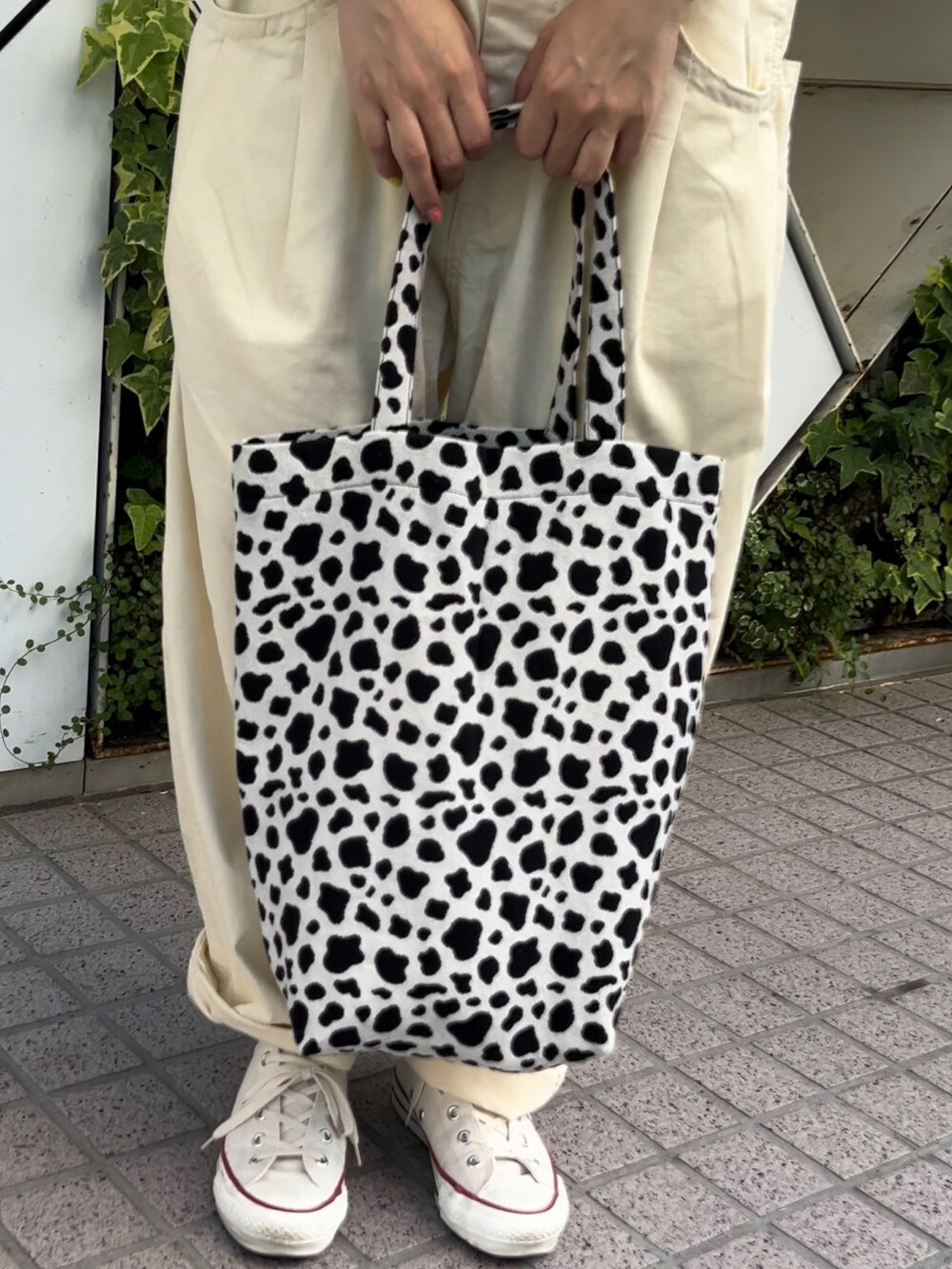 ベージュ系のオールインワン・サロペット、ホワイト系のスニーカー、その他のトートバッグを着用したレディースの夏コーディネートの2枚目の写真