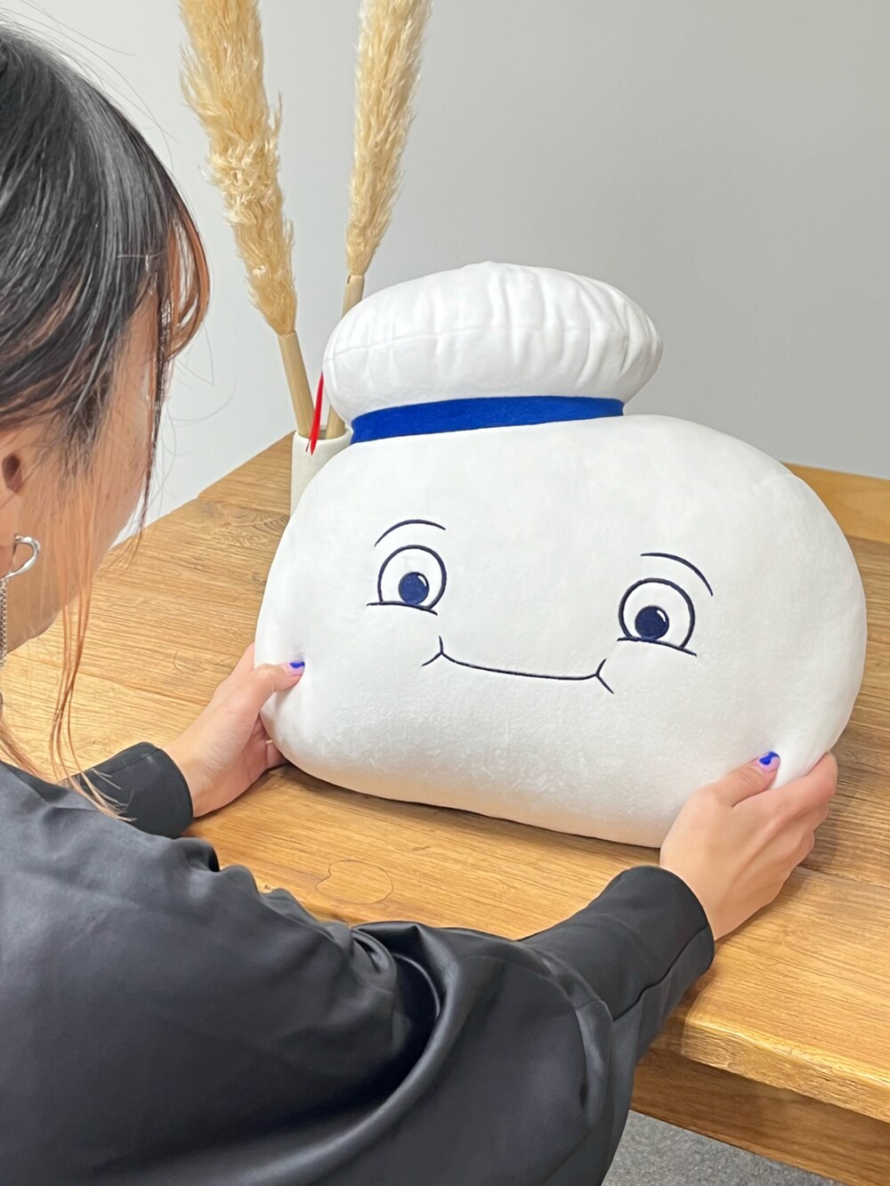 ブラック系のスカート、ホワイト系のクッション/クッションカバーを着用したレディースの春コーディネートの2枚目の写真