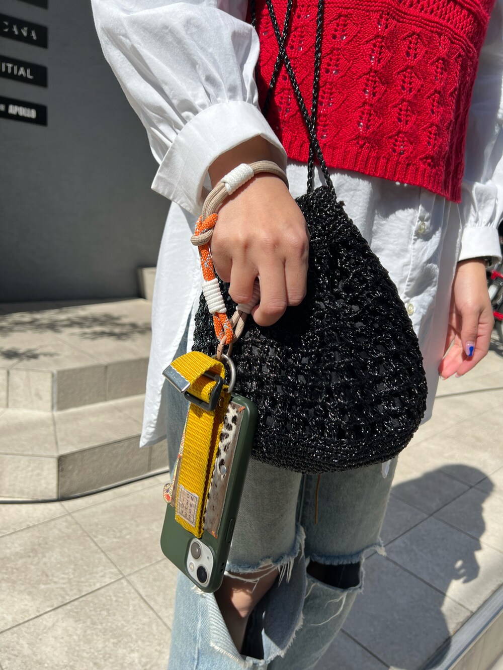 ブラック系のショルダーバッグ、ブラック系のローファー、ホワイト系のシャツ/ブラウスを着用したレディースの春コーディネートの3枚目の写真