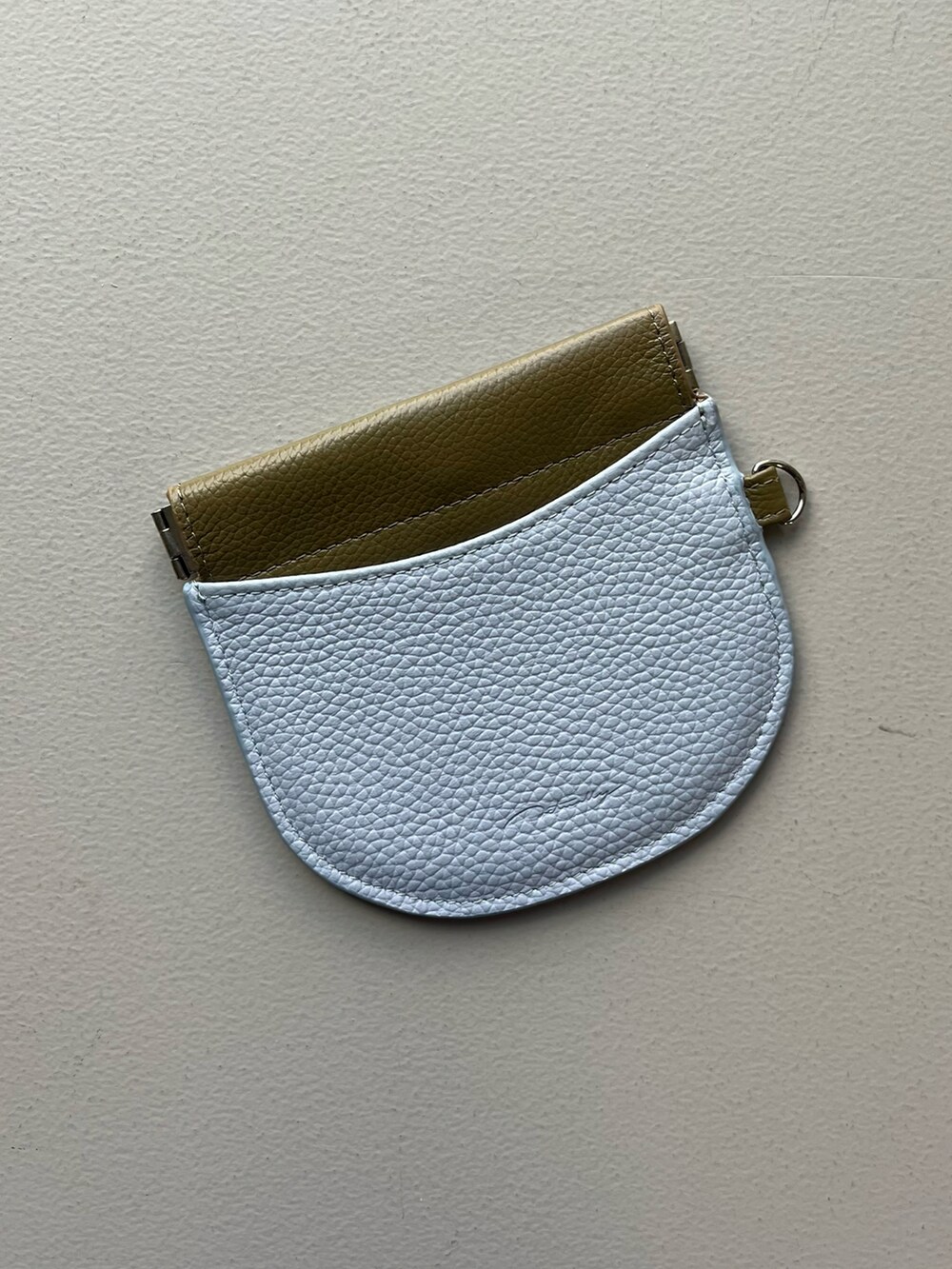 その他のハンドケア/ハンドクリーム、グリーン系のその他小物、ブルー系のポーチを着用したレディースの秋コーディネートの2枚目の写真