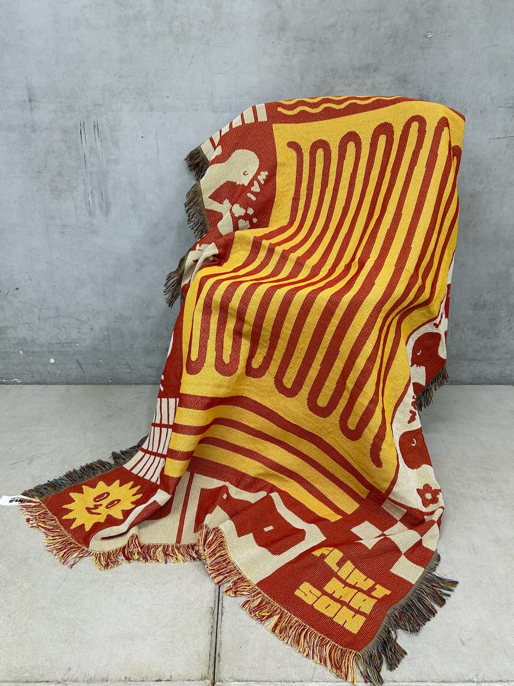 ホワイト系のTシャツ/カットソー、オレンジ系のエコバッグ/サブバッグ、グリーン系のトートバッグを着用したレディースの春コーディネートの4枚目の写真