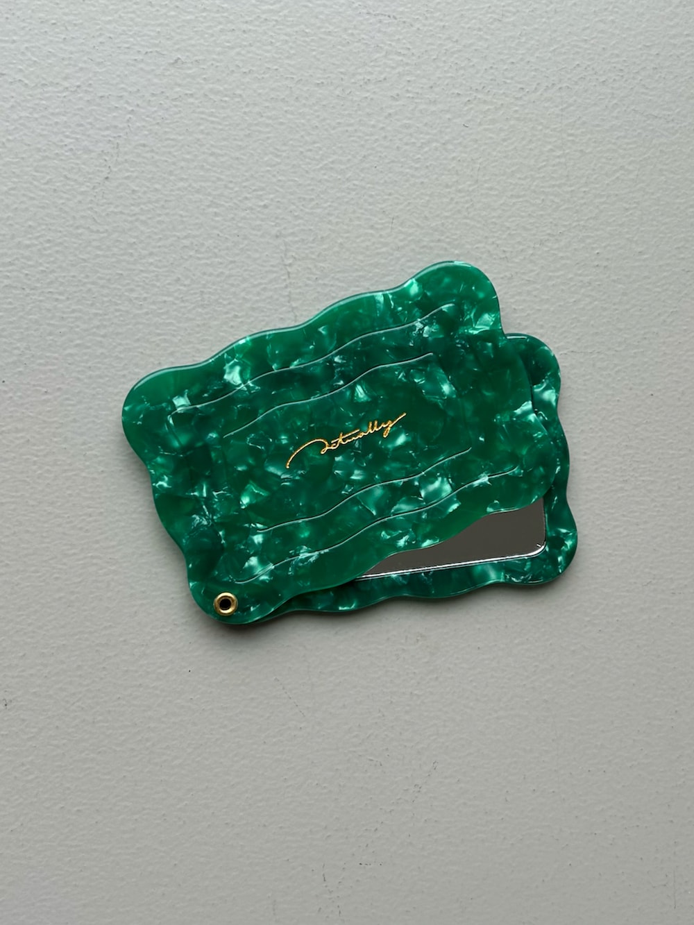 グレー系のポーチ、ベージュ系の財布、グリーン系の手鏡/メイクミラーを着用したレディースの春コーディネートの4枚目の写真