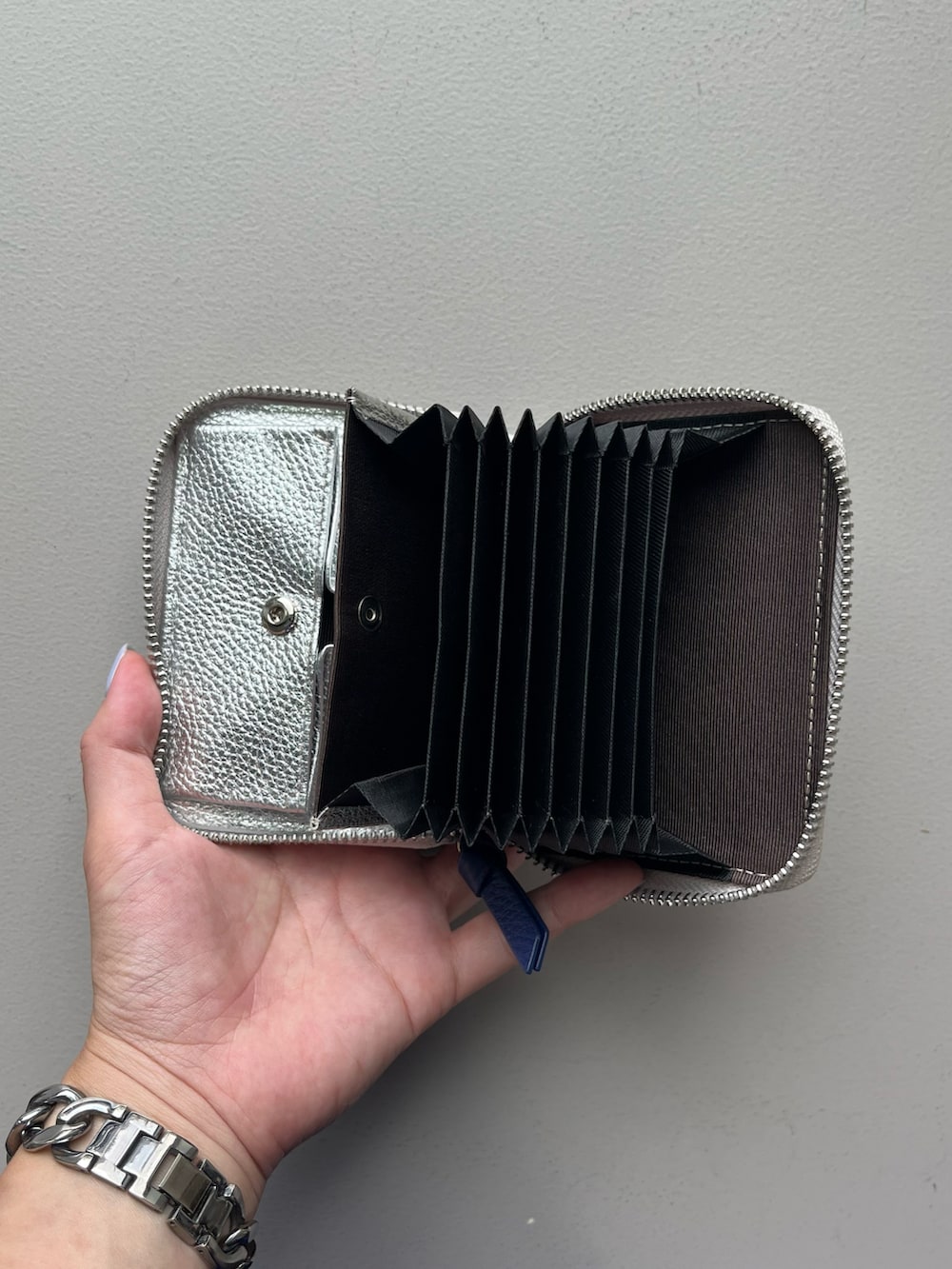 ホワイト系のハンドケア/ハンドクリーム、シルバー系の財布、ホワイト系のチャームを着用したレディースの秋コーディネートの3枚目の写真