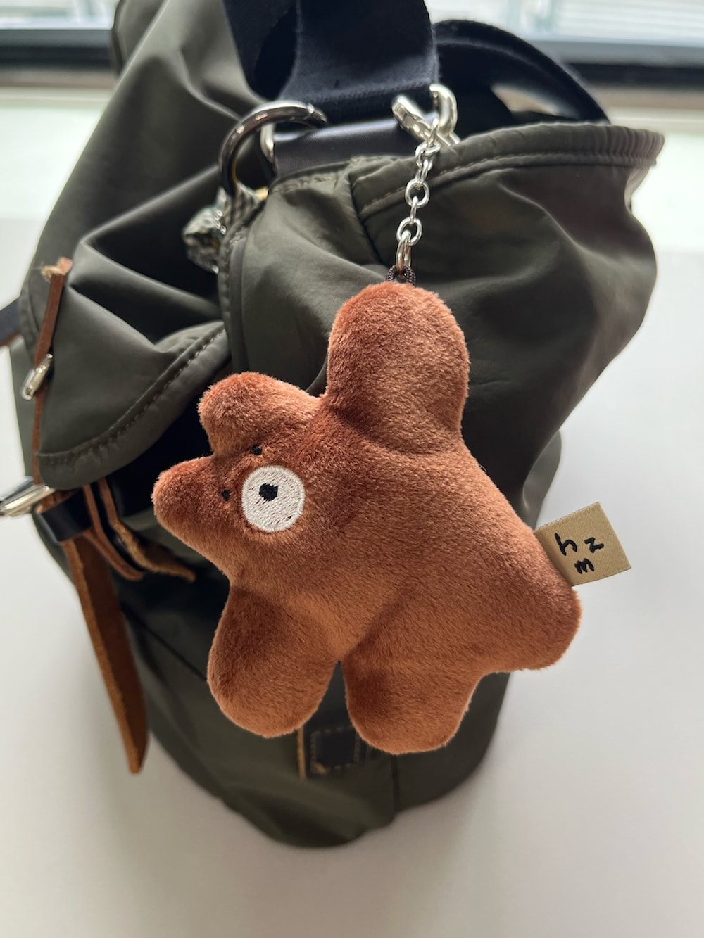 グレー系のポーチ、その他のハンドケア/ハンドクリーム、ピンク系の手鏡/メイクミラーを着用したレディースの夏コーディネートの4枚目の写真