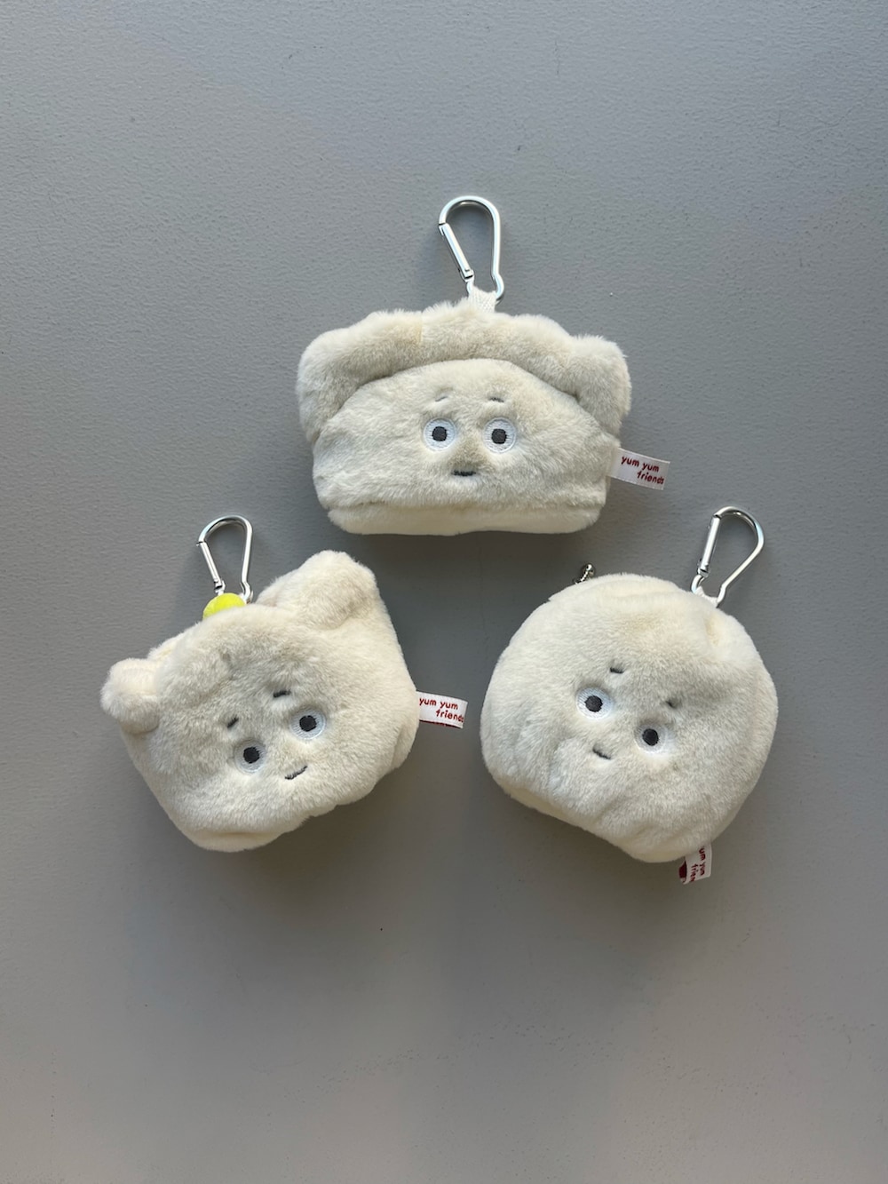 グレー系のエコバッグ/サブバッグ、グリーン系の財布、オレンジ系のスマホグッズを着用したレディースの秋コーディネートの3枚目の写真