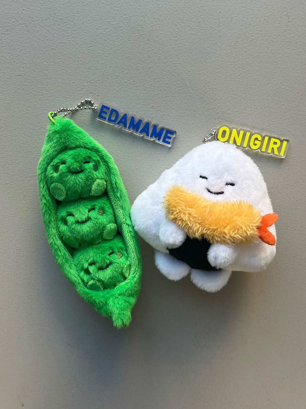 ベージュ系の財布、グリーン系のチャーム、その他のハンドケア/ハンドクリームを着用したレディースの冬コーディネートの2枚目の写真