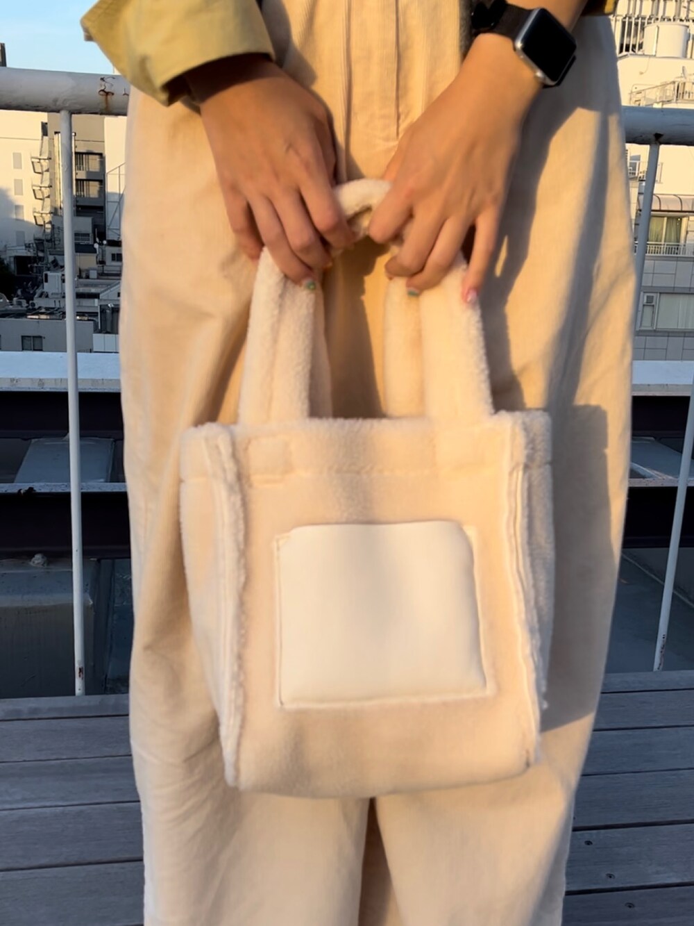 ホワイト系のトートバッグ、ホワイト系のスニーカーを着用したレディースの秋コーディネートの2枚目の写真