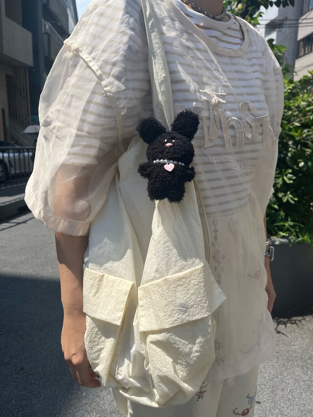 ホワイト系のトートバッグ、ホワイト系のその他パンツ、ブラック系のドレスシューズを着用したレディースの夏コーディネートの2枚目の写真