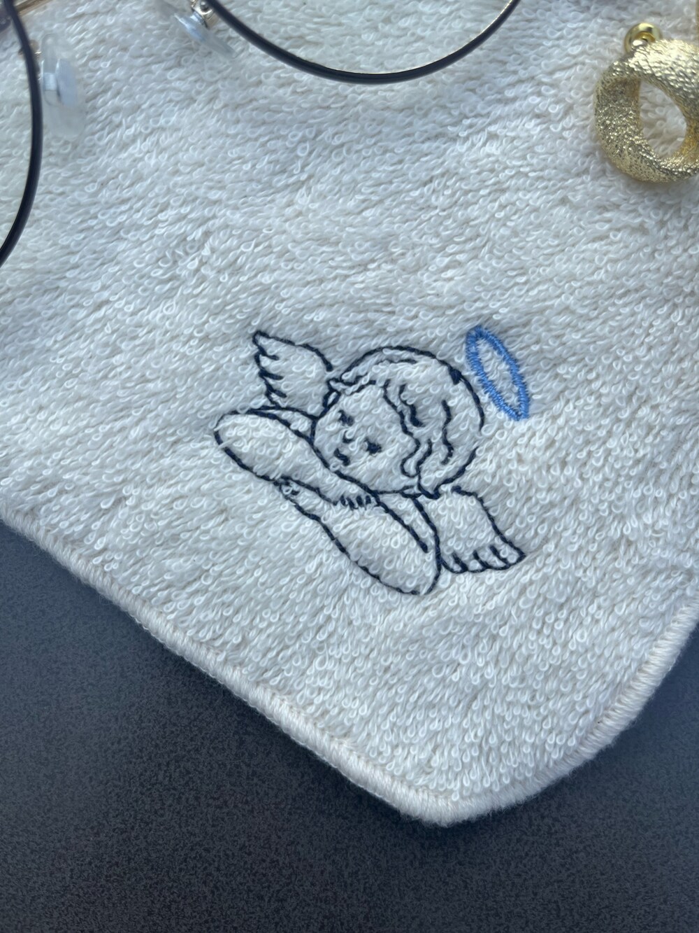 ブラック系のトートバッグ、ベージュ系のポーチ、ホワイト系のハンカチ/ハンドタオルを着用したレディースの秋コーディネートの2枚目の写真