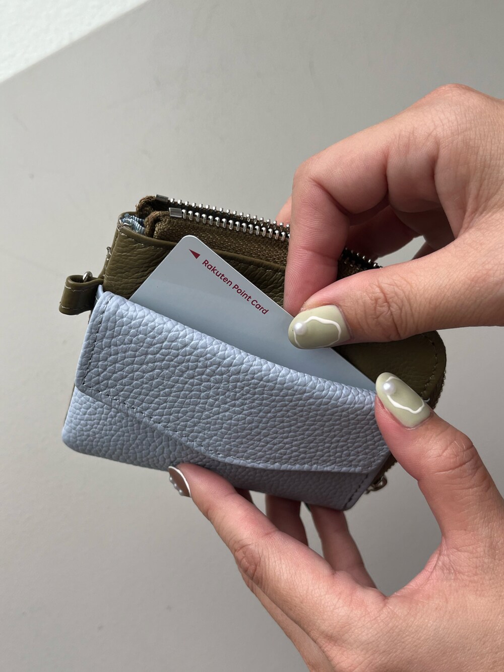 イエロー系の財布、その他のハンドケア/ハンドクリームを着用したレディースの夏コーディネートの2枚目の写真