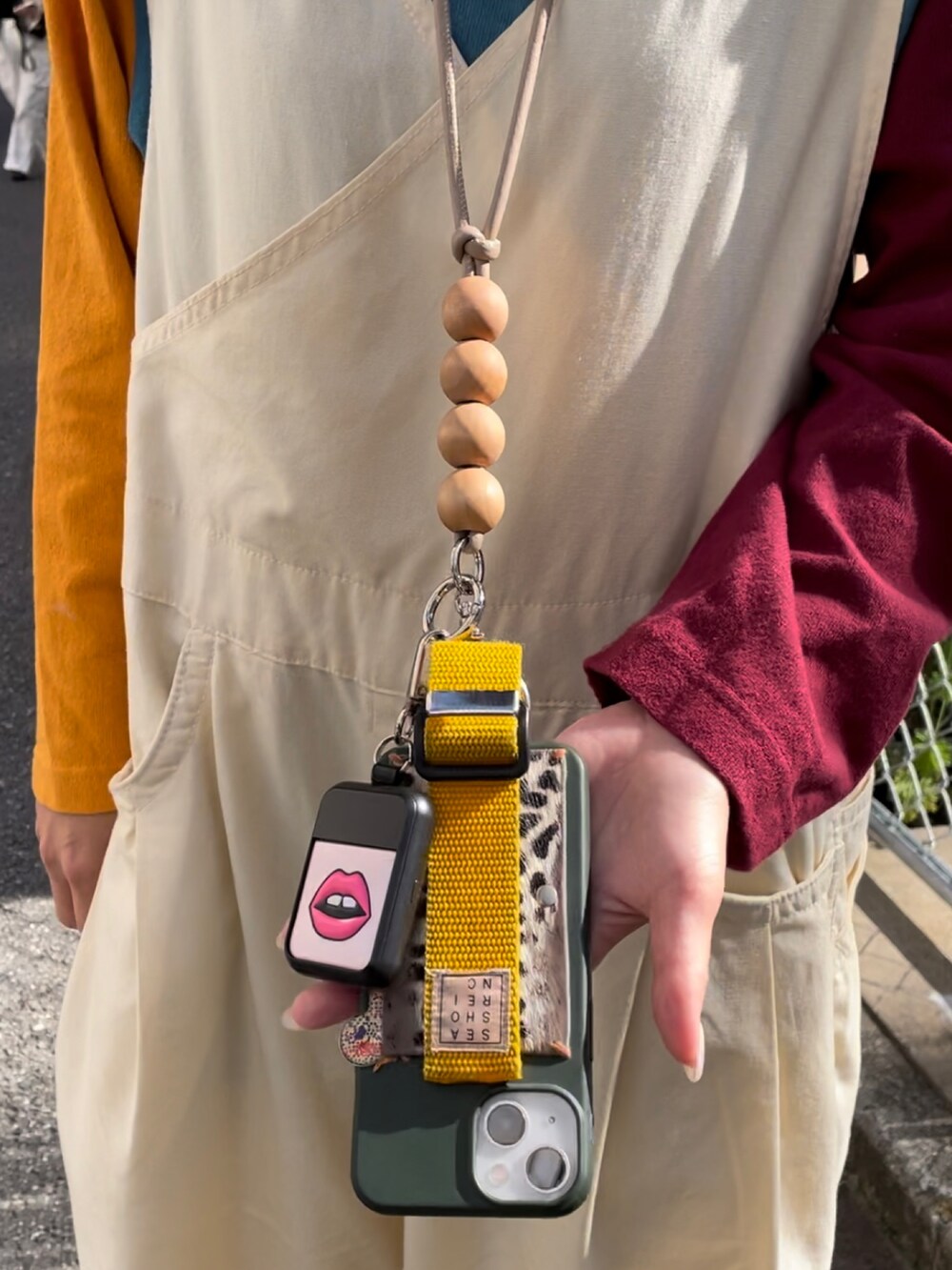 ベージュ系のサロペット/オーバーオール、ホワイト系のスニーカー、その他のTシャツ/カットソーを着用したレディースの秋コーディネートの2枚目の写真