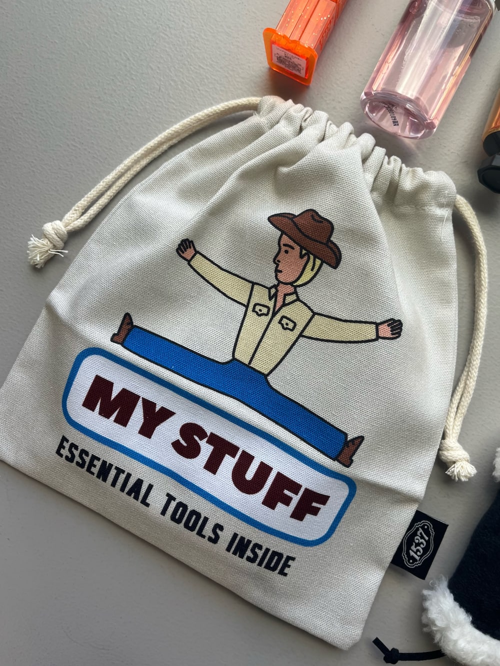 その他のハンドケア/ハンドクリーム、ゴールド系のパスケース、ホワイト系のチャームを着用したレディースの秋コーディネートの2枚目の写真