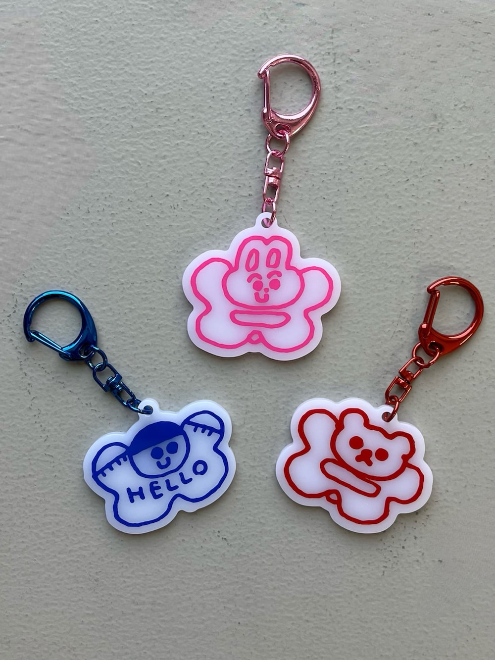 ブルー系のキーホルダー、シルバー系の財布、ピンク系のポーチを着用したレディースの春コーディネートの4枚目の写真