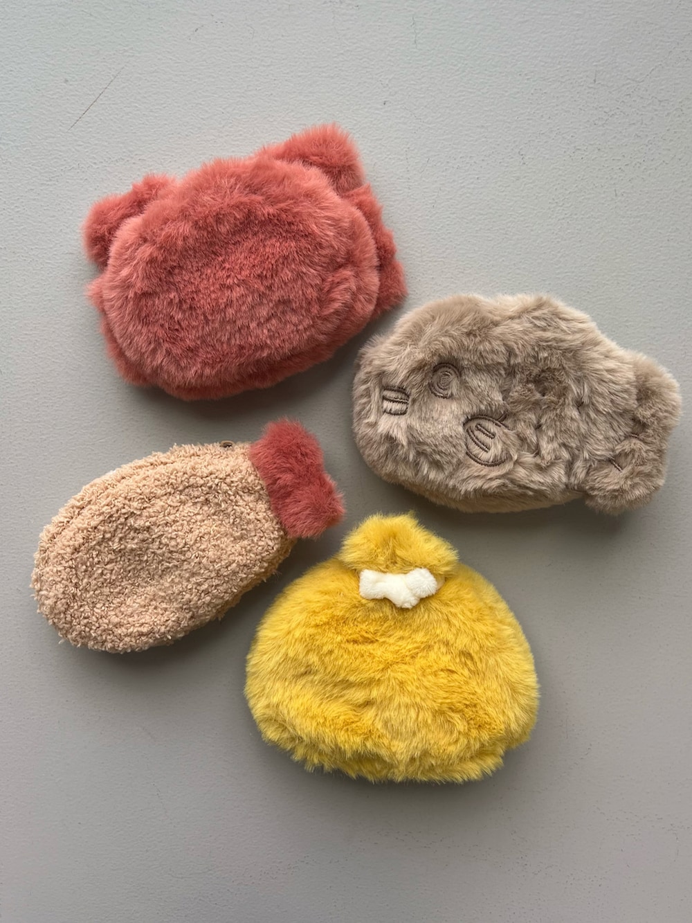 ゴールド系のパスケース、ホワイト系のチャーム、イエロー系のインテリア雑貨を着用したレディースの冬コーディネートの3枚目の写真