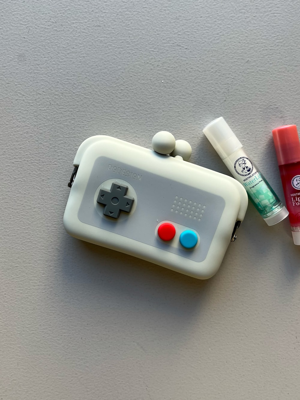 グリーン系の財布、その他のハンドケア/ハンドクリーム、グレー系のポーチを着用したレディースの冬コーディネートの4枚目の写真