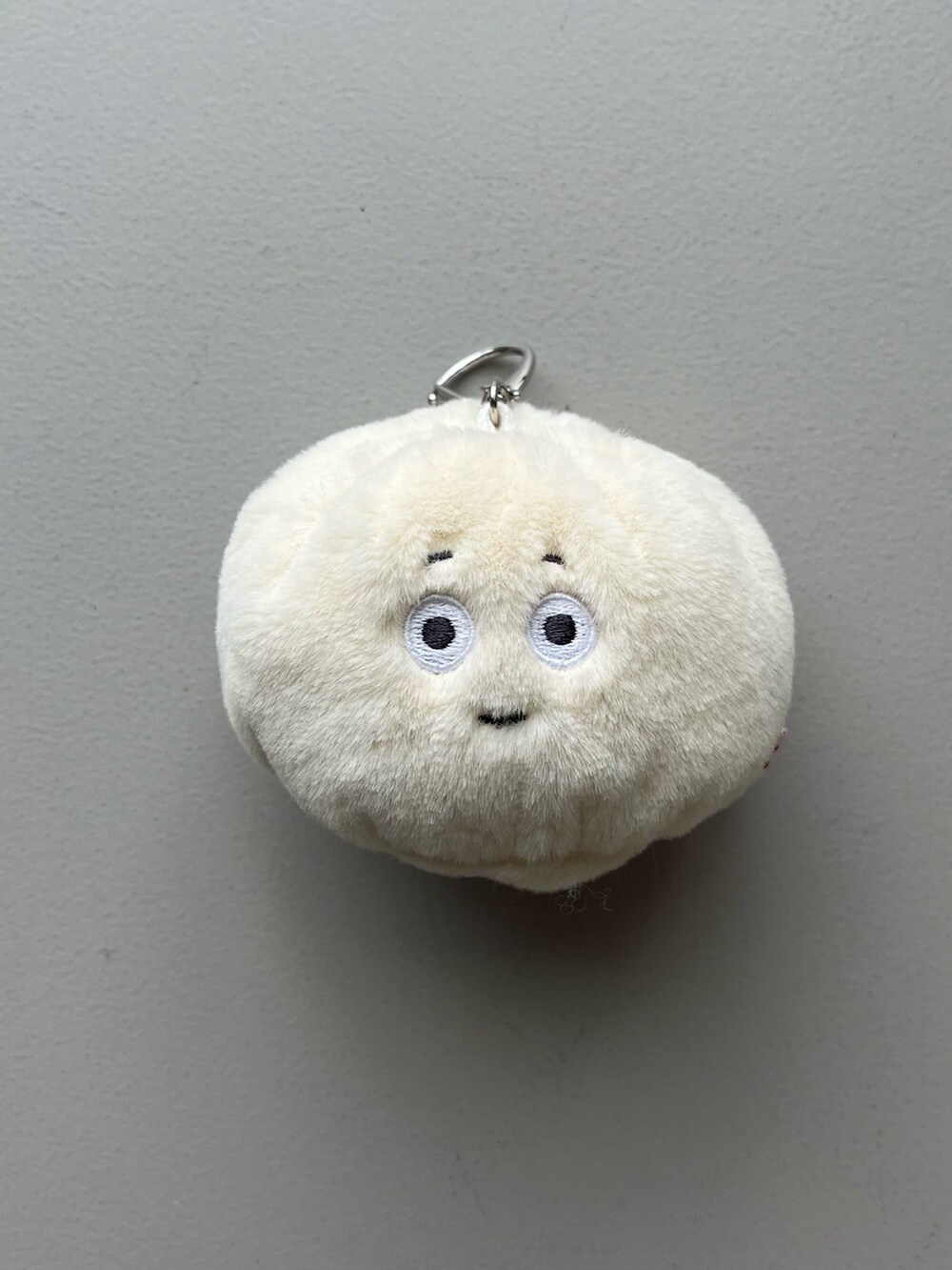 ゴールド系のパスケース、ホワイト系のチャーム、イエロー系のインテリア雑貨を着用したレディースの冬コーディネートの4枚目の写真