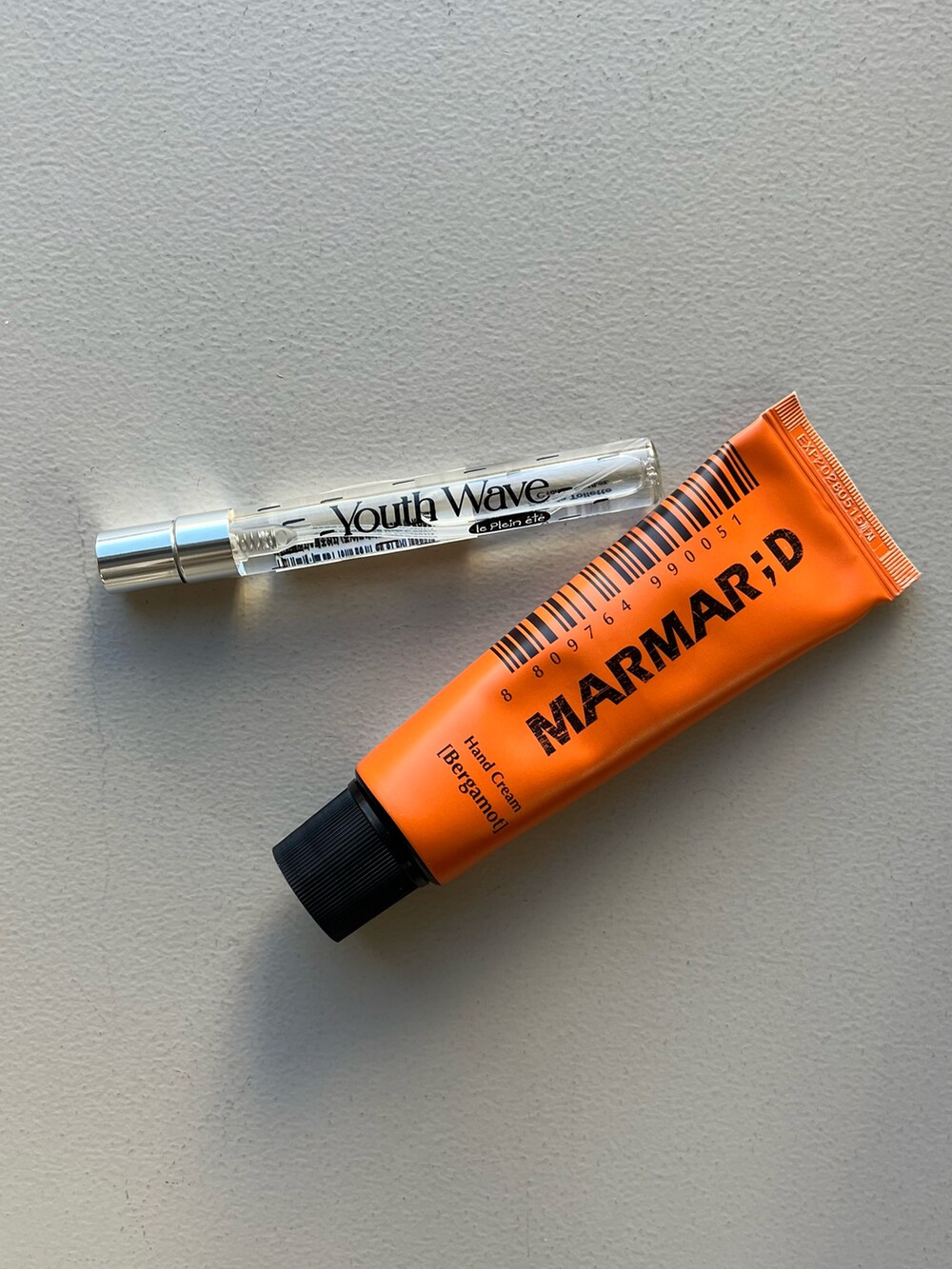 イエロー系のチャーム、ホワイト系のチャーム、その他のハンドケア/ハンドクリームを着用したレディースの冬コーディネートの5枚目の写真