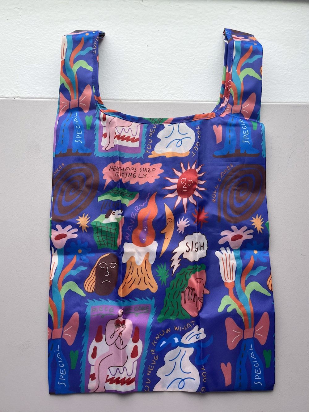 ホワイト系のエコバッグ/サブバッグ、グリーン系の折りたたみ傘、グリーン系のチャームを着用したレディースの夏コーディネートの4枚目の写真