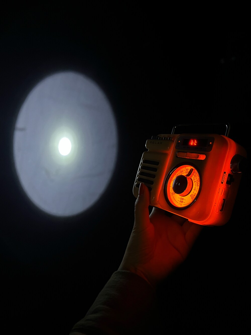 ベージュ系のスピーカーを着用したレディースの春コーディネートの2枚目の写真