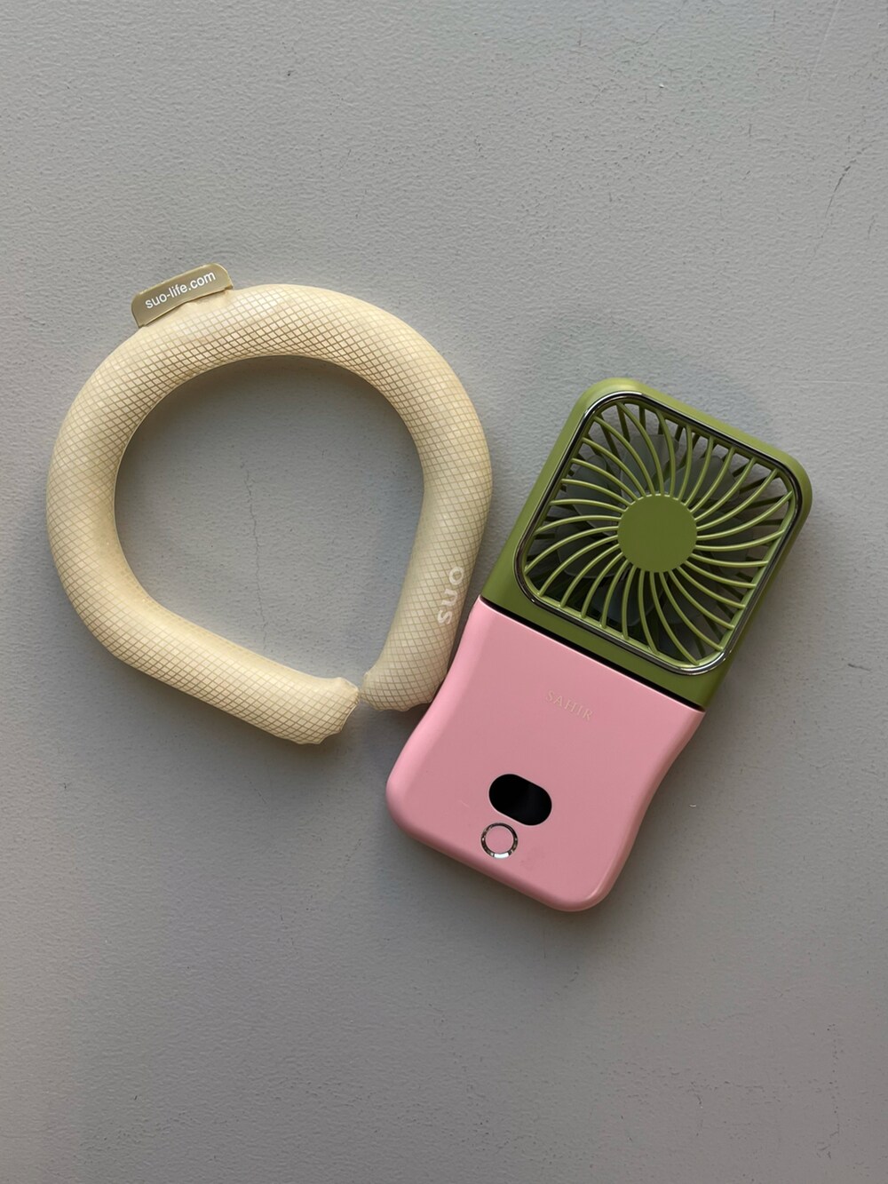 グレー系のポーチ、ホワイト系のハンカチ/ハンドタオル、グリーン系の名刺入れを着用したレディースの秋コーディネートの2枚目の写真