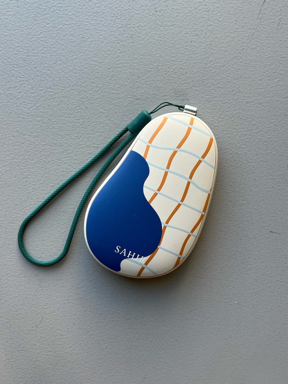 グレー系のポーチ、ベージュ系の財布、ブルー系の生活家電を着用したレディースの春コーディネートの5枚目の写真