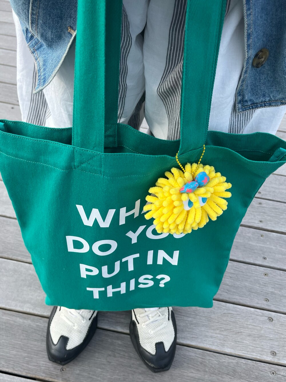 グリーン系のトートバッグ、イエロー系のポーチ、その他のハンドケア/ハンドクリームを着用したレディースの夏コーディネートの3枚目の写真