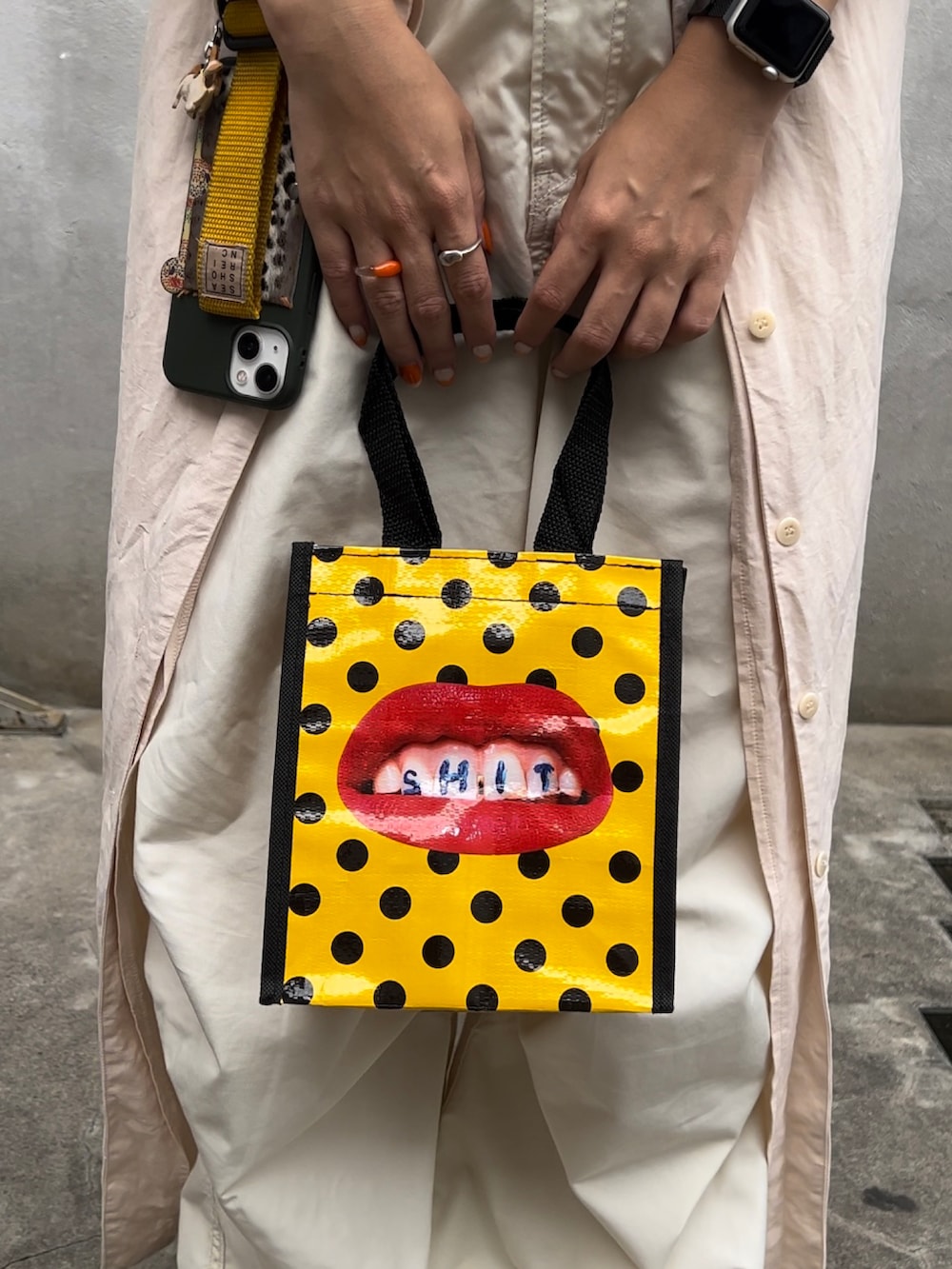 イエロー系のエコバッグ/サブバッグ、ホワイト系のその他パンツ、ホワイト系のスニーカーを着用したレディースの秋コーディネートの2枚目の写真