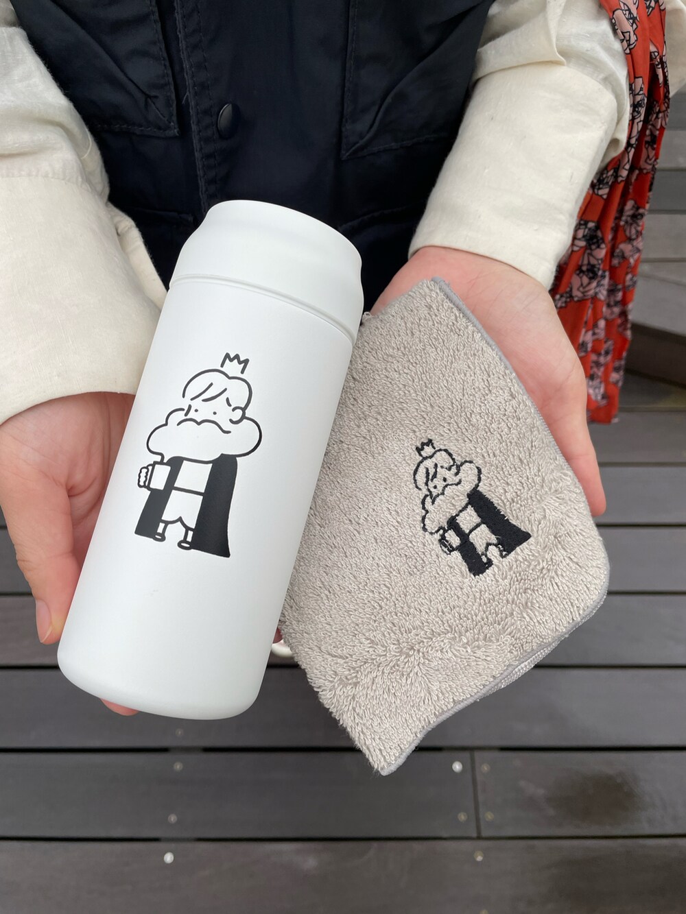 ベージュ系の水筒、ホワイト系の水筒を着用したレディースの春コーディネートの2枚目の写真