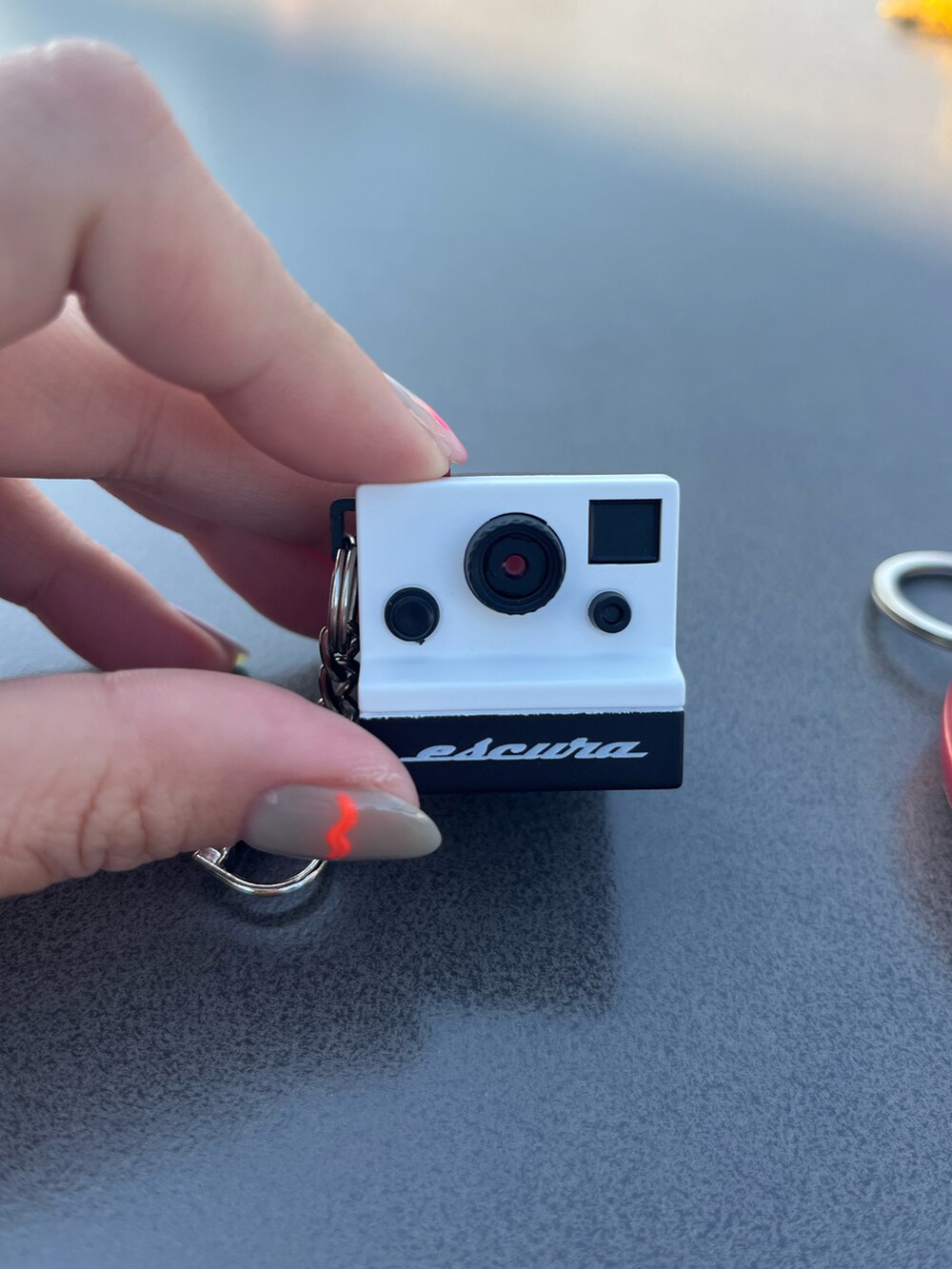 シルバー系の財布、ホワイト系の生活家電、ブルー系のヘアブラシを着用したレディースの春コーディネートの3枚目の写真