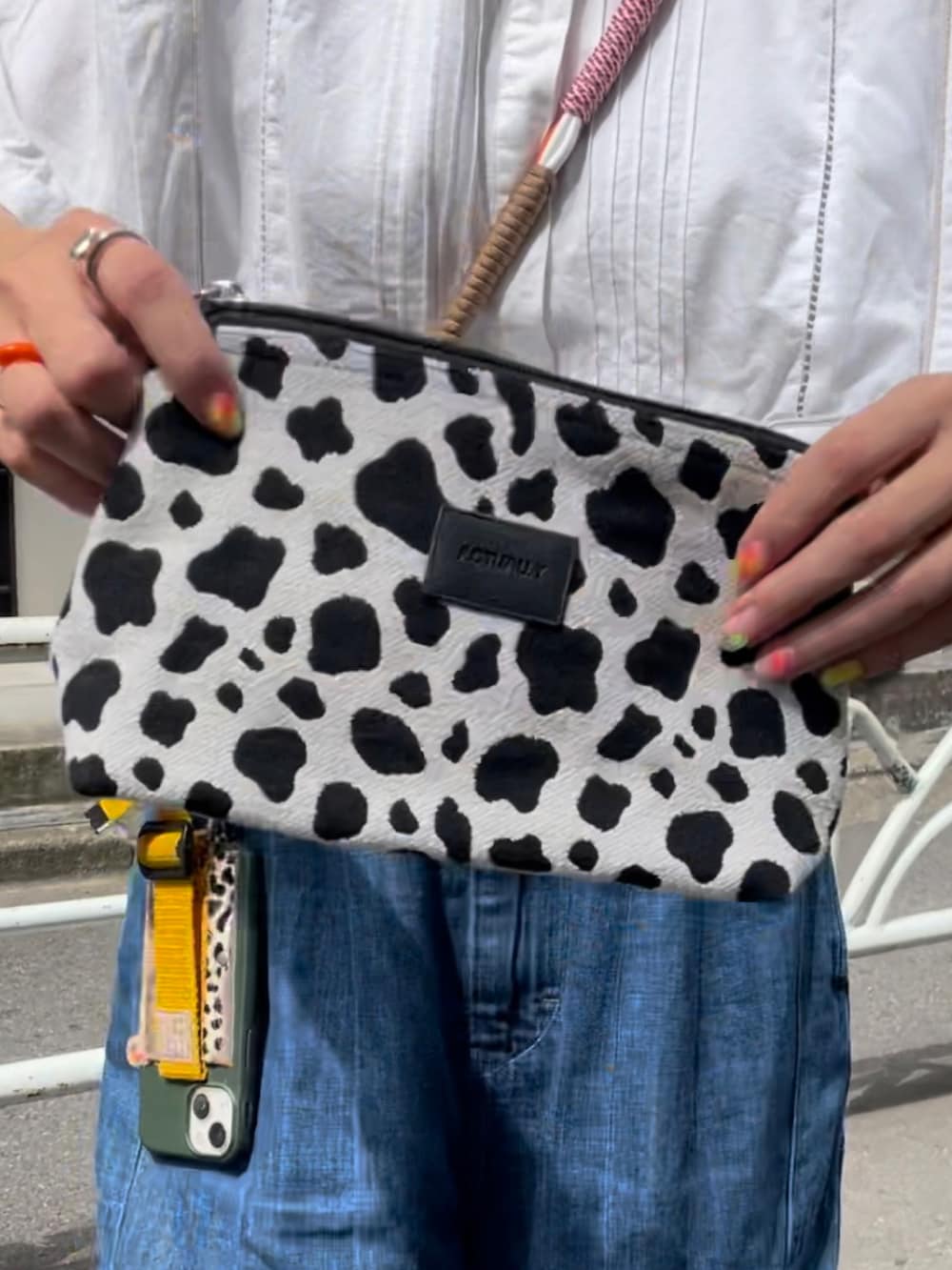 ブルー系のパンツ、ホワイト系のTシャツ/カットソー、ベージュ系のスニーカーを着用したレディースの夏コーディネートの2枚目の写真