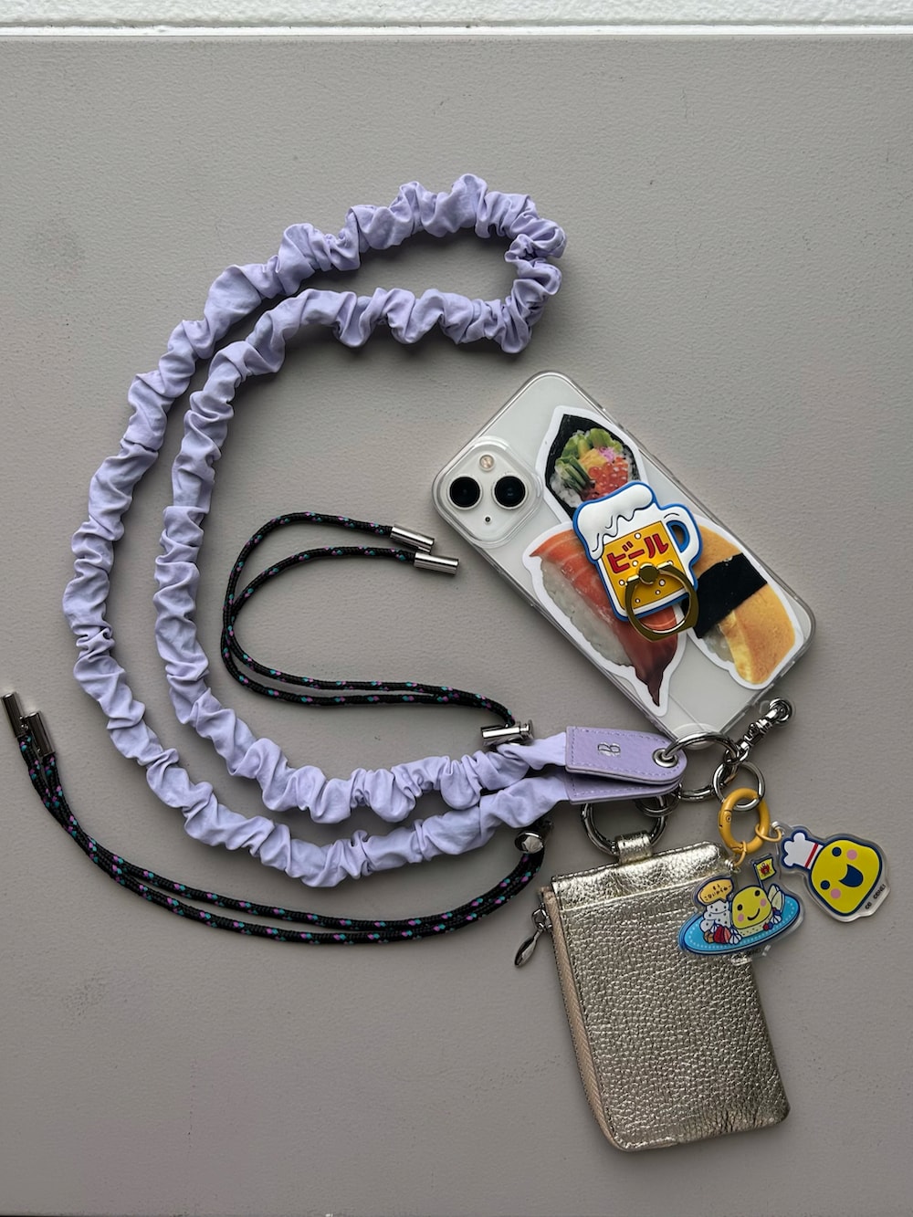 ホワイト系のエコバッグ/サブバッグ、グリーン系の折りたたみ傘、グリーン系のチャームを着用したレディースの夏コーディネートの2枚目の写真