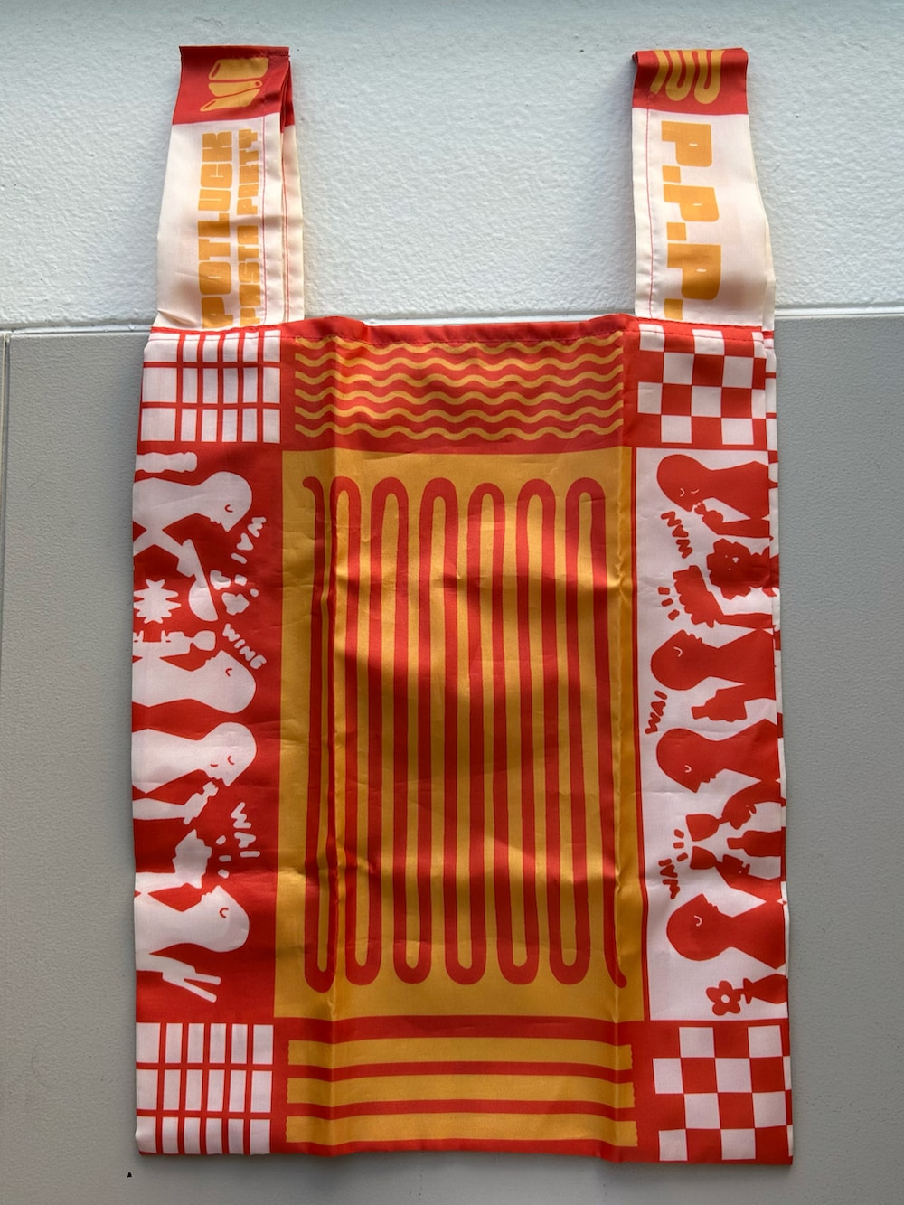 オレンジ系のエコバッグ/サブバッグ、オレンジ系のステッカー/テープ、その他のハンドケア/ハンドクリームを着用したレディースの春コーディネートの4枚目の写真