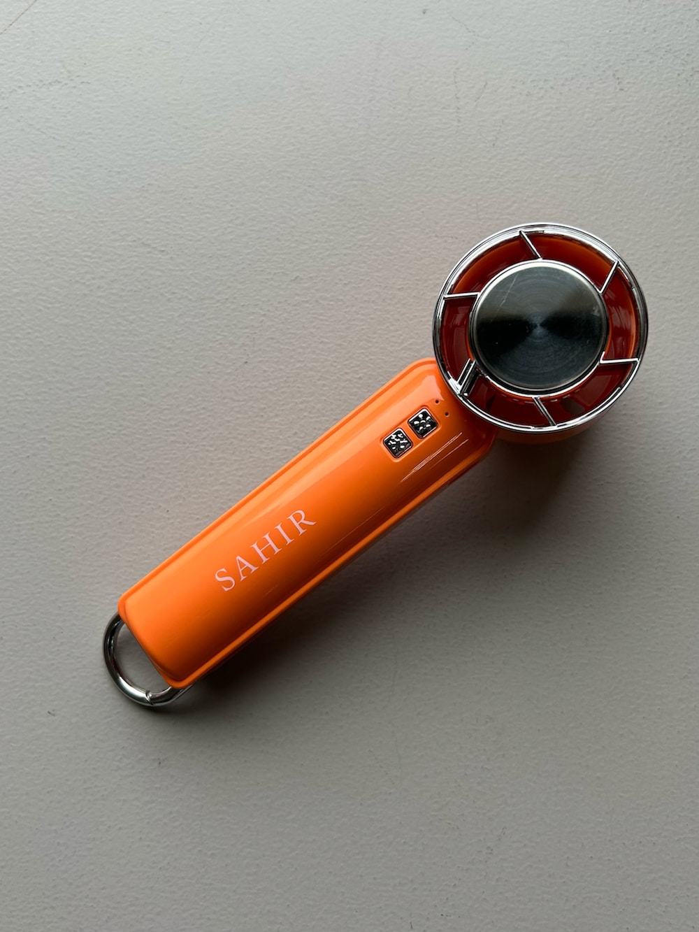 ブルー系のポーチ、ベージュ系の名刺入れ、ホワイト系のチャームを着用したレディースの春コーディネートの2枚目の写真