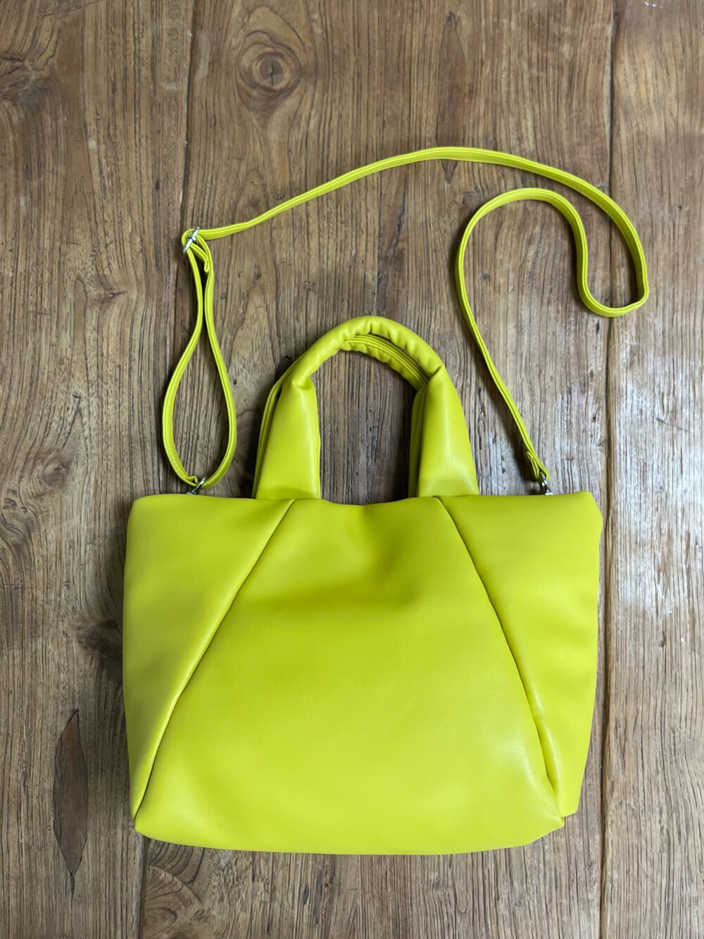 イエロー系のトートバッグ、イエロー系のエコバッグ/サブバッグ、ブルー系のハンカチ/ハンドタオルを着用したレディースの秋コーディネートの2枚目の写真