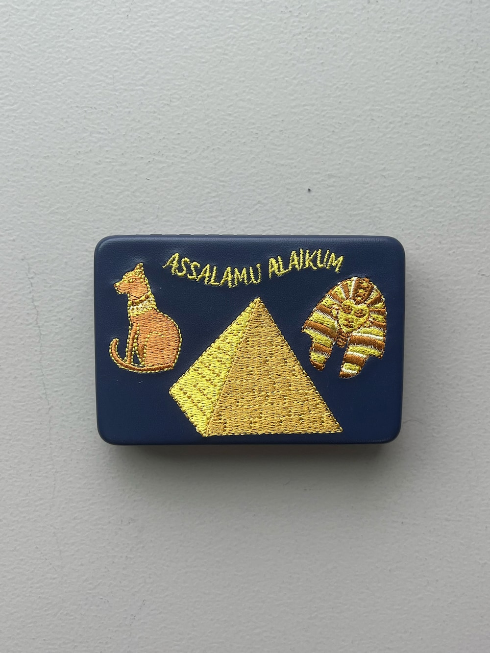 ブルー系のポーチ、グリーン系の財布、シルバー系のポーチを着用したレディースの夏コーディネートの5枚目の写真