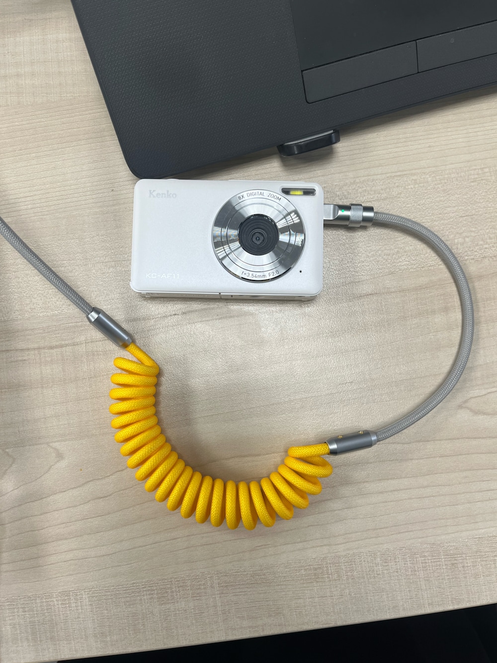 グリーン系の財布、ホワイト系のカメラ/カメラグッズ、イエロー系のスマホグッズを着用したレディースの春コーディネートの2枚目の写真