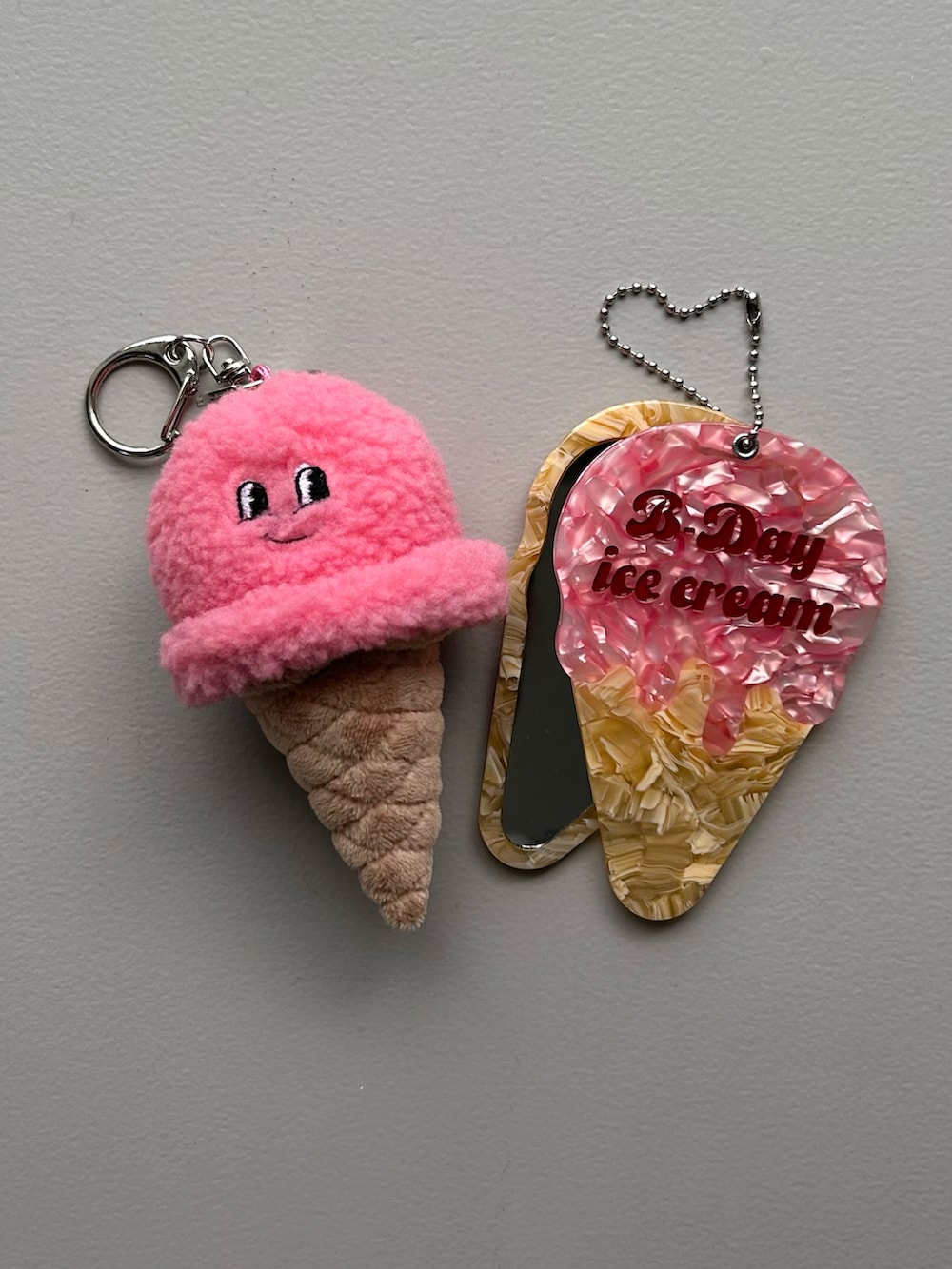 グレー系のポーチ、ピンク系の手鏡/メイクミラー、パープル系の香水を着用したレディースの夏コーディネートの3枚目の写真