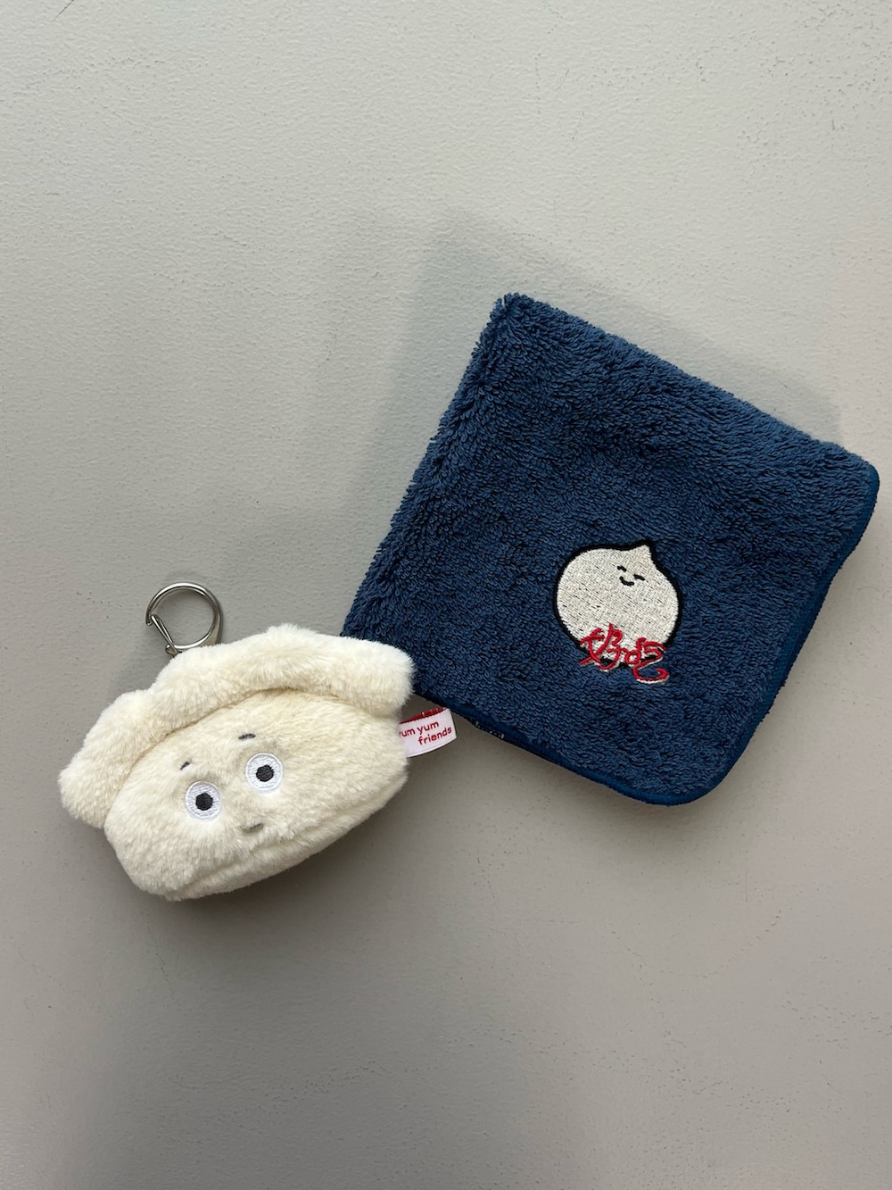 シルバー系の財布、ブルー系のハンカチ/ハンドタオル、ピンク系のキーケース/キーアクセサリーを着用したレディースの冬コーディネートの4枚目の写真