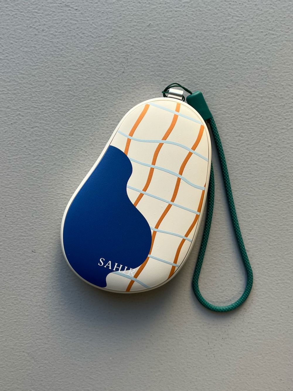 ピンク系のハンドケア/ハンドクリーム、ベージュ系の財布、ブルー系の生活家電を着用したレディースの冬コーディネートの4枚目の写真